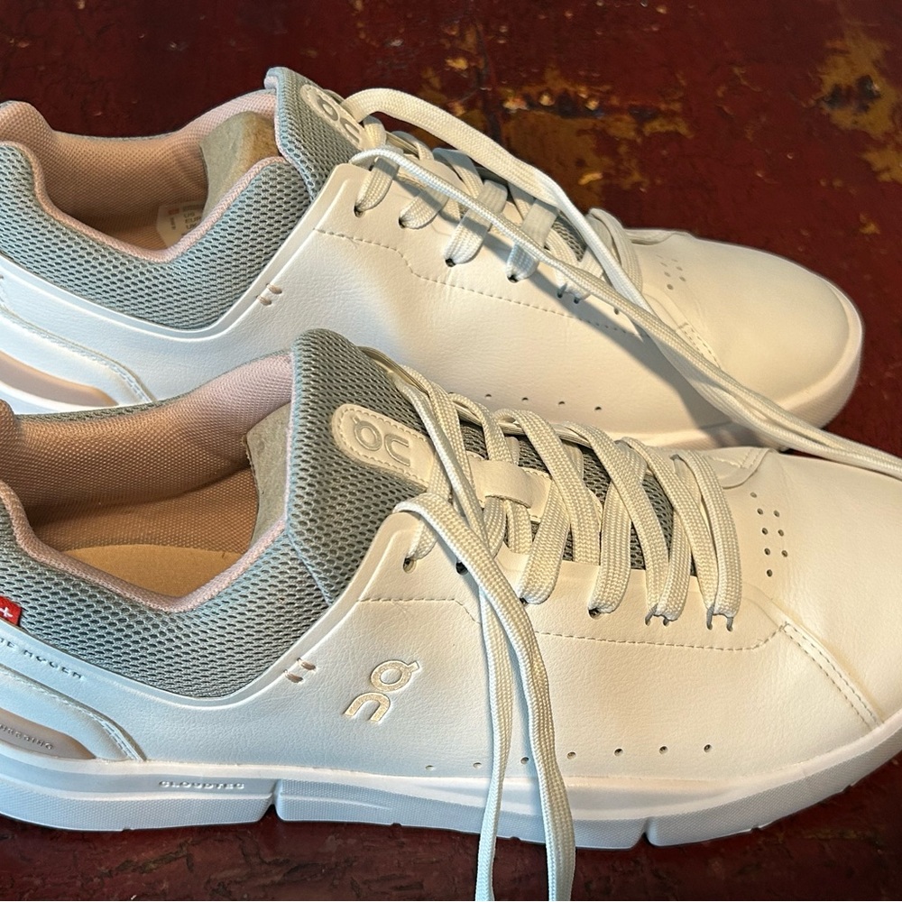New On Cloud The Rodger Advantage White/Rose size 10.5